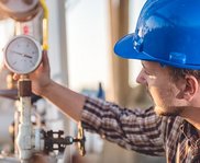 Ein Monteur der eine Gasleitung kontrolliert