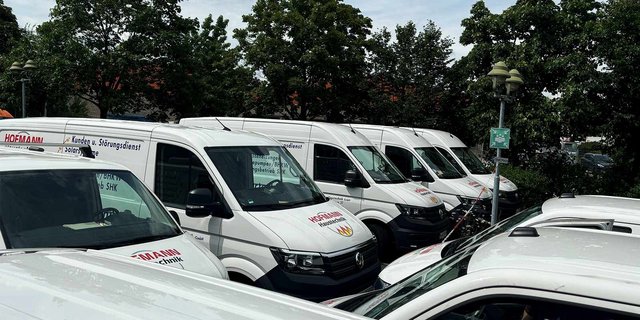 Die Fahrzeuge sind mit dem Schriftzug 'Hofmann' beschriftet und scheinen für einen technischen Dienst genutzt zu werden.