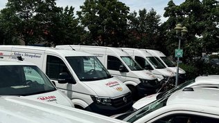 Die Fahrzeuge sind mit dem Schriftzug 'Hofmann' beschriftet und scheinen für einen technischen Dienst genutzt zu werden.