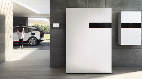 Eine Garage in dem ein Stromspeicher von Vissmann ist, und ein E-Auto geladen wird